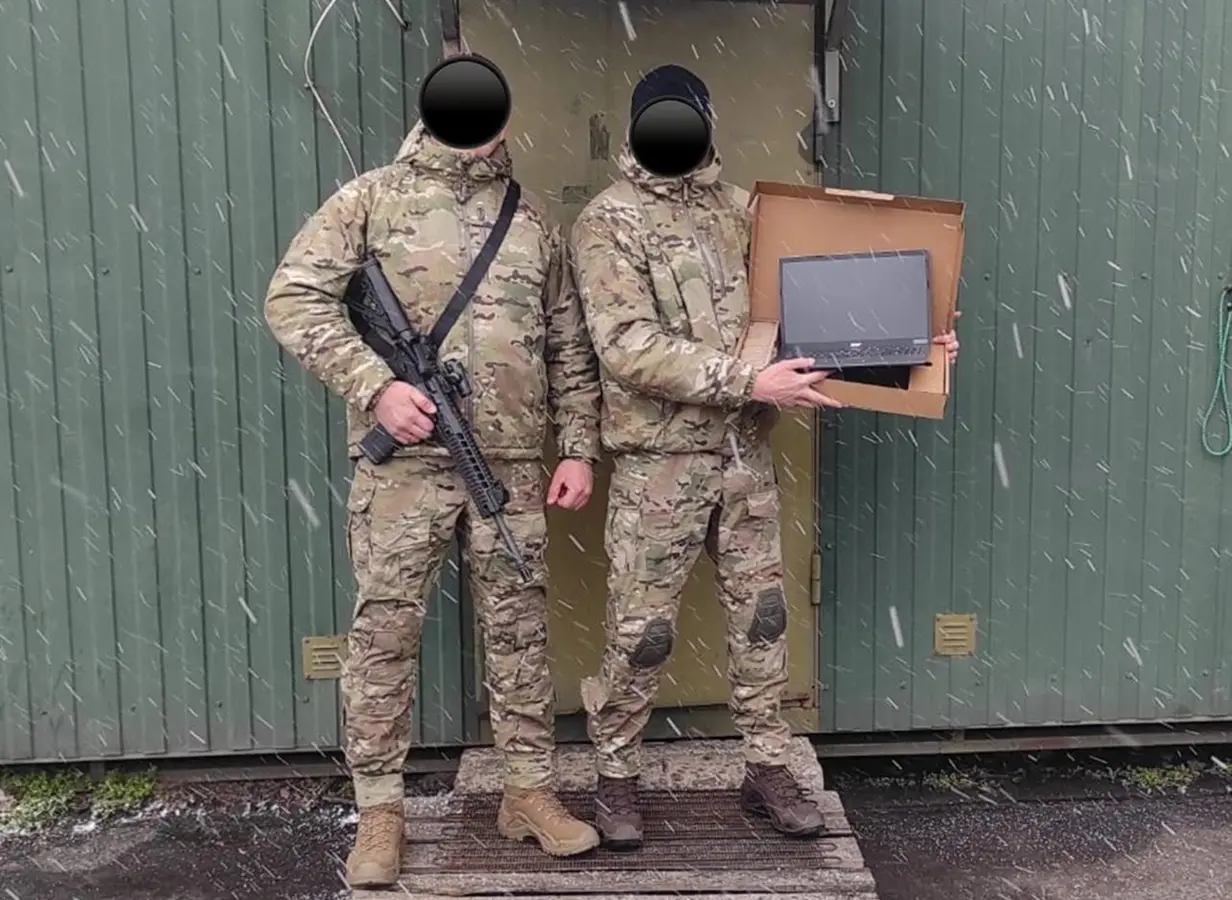 Фотографія військових з ноутбуком, що був наданий Фондом